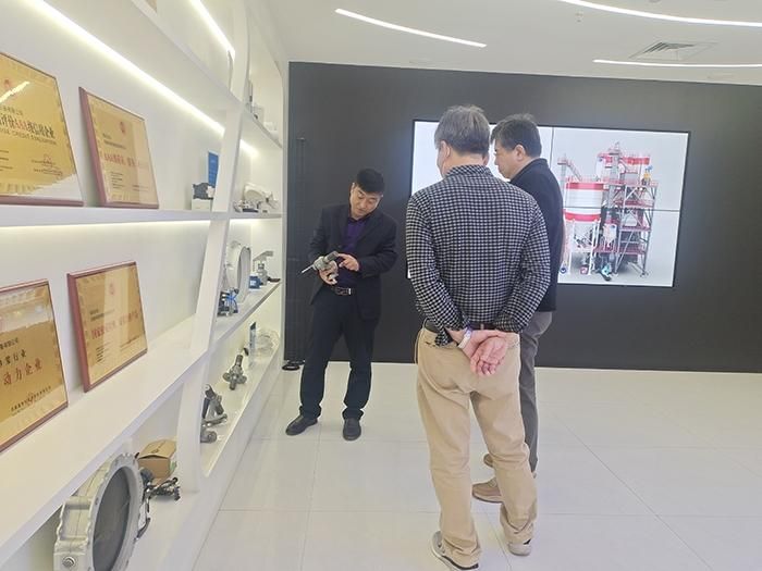 河南燁華歡迎客戶來公司實(shí)地考察 洽談合作